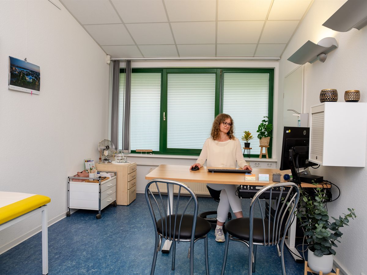 Sprechzimmer mit Schreibtisch und Untersuchungsliege